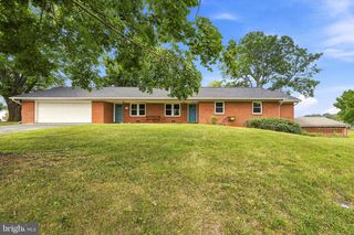 23 DRAKE AVE, Falling Waters, WV 25419