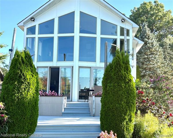 8871 Lakeview Drive, White Lake, MI 48386