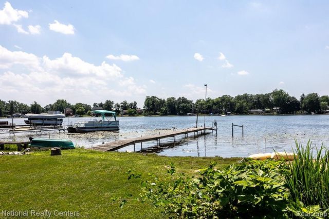 8871 Lakeview Drive, White Lake, MI 48386