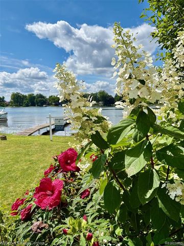 8871 Lakeview Drive, White Lake, MI 48386