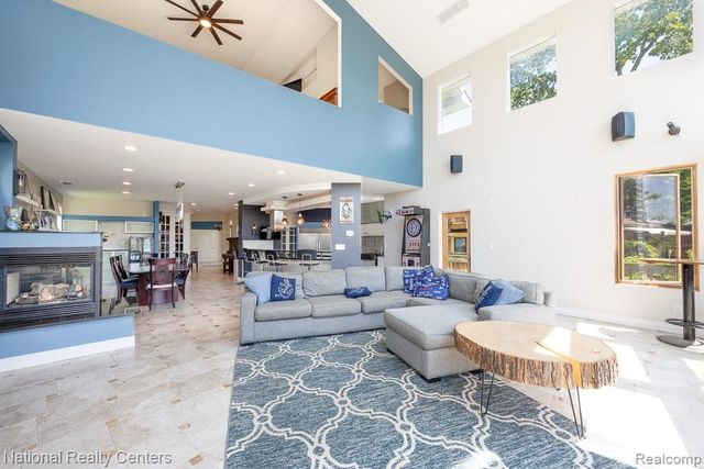 8871 Lakeview Drive, White Lake, MI 48386