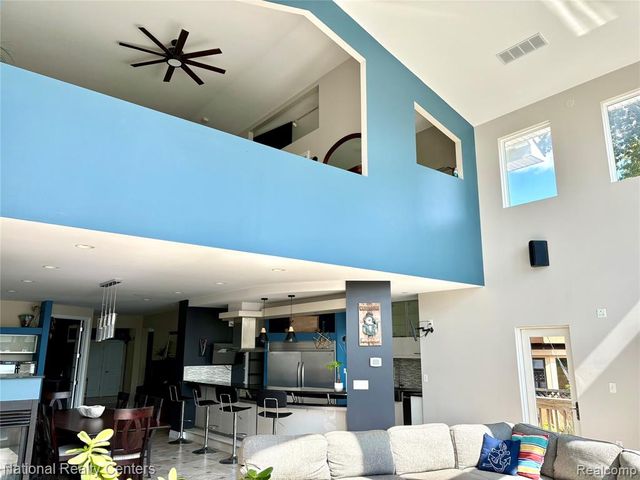 8871 Lakeview Drive, White Lake, MI 48386