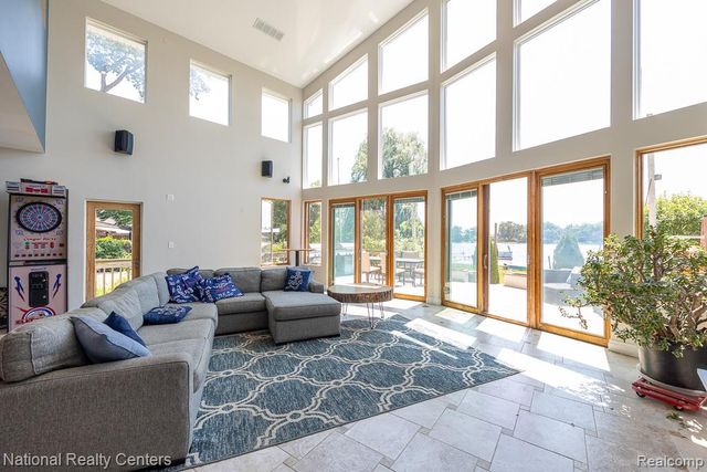 8871 Lakeview Drive, White Lake, MI 48386