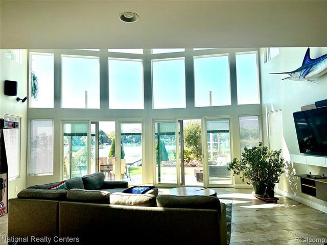 8871 Lakeview Drive, White Lake, MI 48386