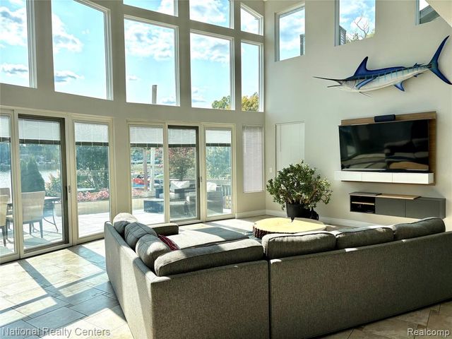 8871 Lakeview Drive, White Lake, MI 48386