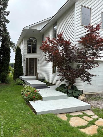 8871 Lakeview Drive, White Lake, MI 48386