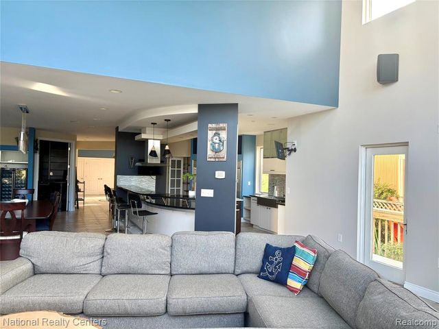 8871 Lakeview Drive, White Lake, MI 48386