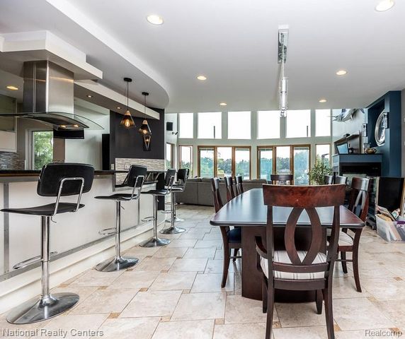 8871 Lakeview Drive, White Lake, MI 48386