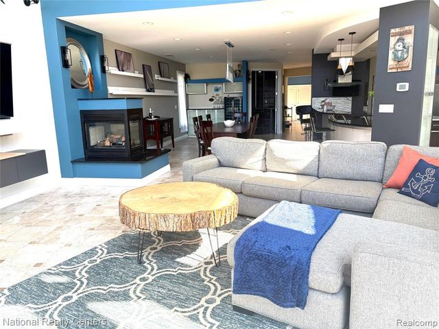 8871 Lakeview Drive, White Lake, MI 48386