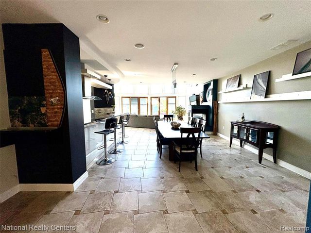 8871 Lakeview Drive, White Lake, MI 48386