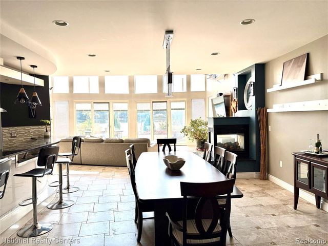 8871 Lakeview Drive, White Lake, MI 48386