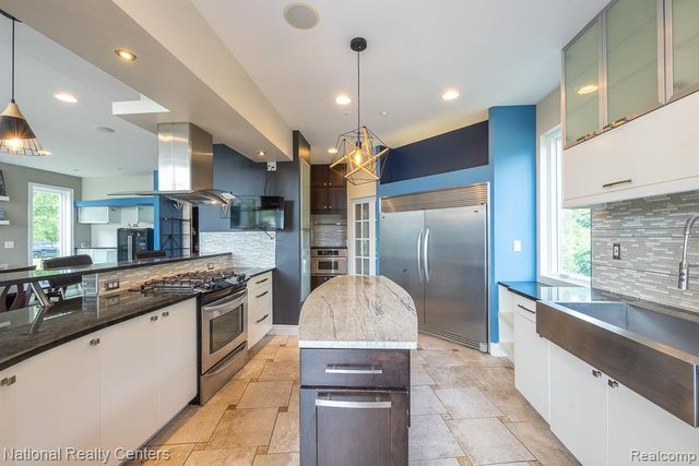 8871 Lakeview Drive, White Lake, MI 48386