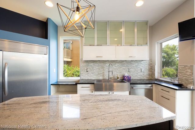 8871 Lakeview Drive, White Lake, MI 48386