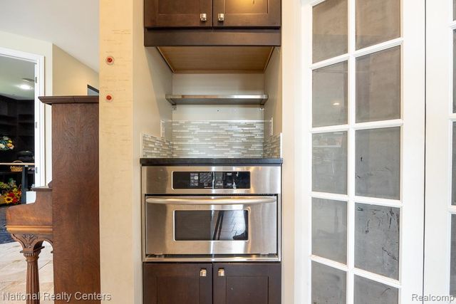 8871 Lakeview Drive, White Lake, MI 48386