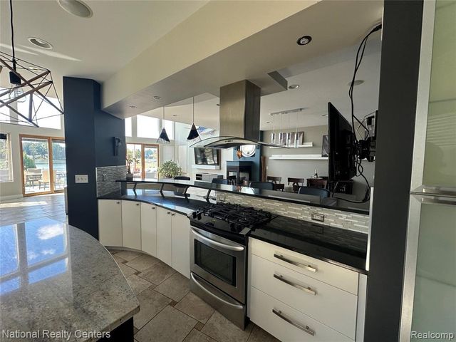 8871 Lakeview Drive, White Lake, MI 48386