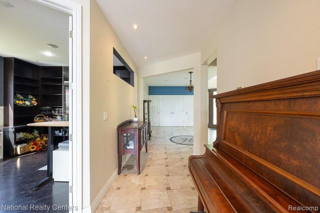 8871 Lakeview Drive, White Lake, MI 48386