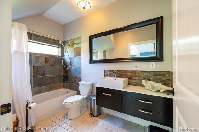 8871 Lakeview Drive, White Lake, MI 48386