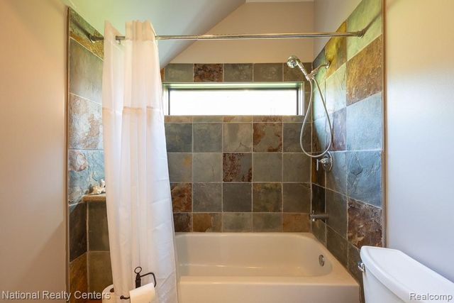 8871 Lakeview Drive, White Lake, MI 48386