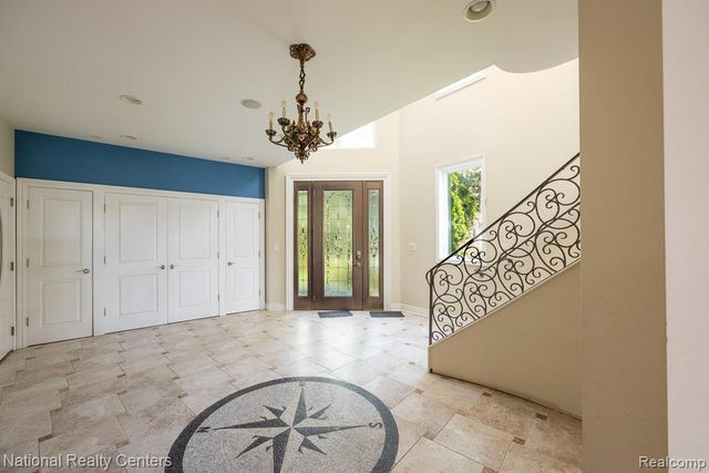 8871 Lakeview Drive, White Lake, MI 48386