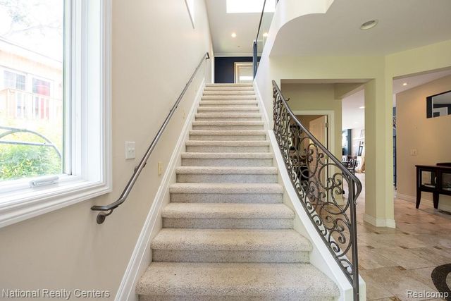 8871 Lakeview Drive, White Lake, MI 48386