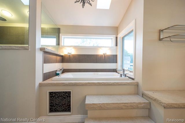 8871 Lakeview Drive, White Lake, MI 48386