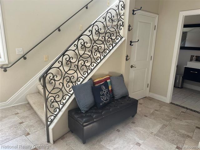 8871 Lakeview Drive, White Lake, MI 48386