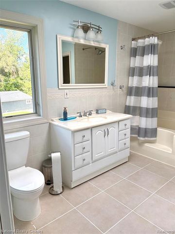 8871 Lakeview Drive, White Lake, MI 48386