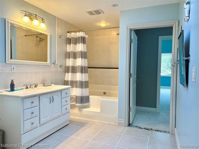 8871 Lakeview Drive, White Lake, MI 48386