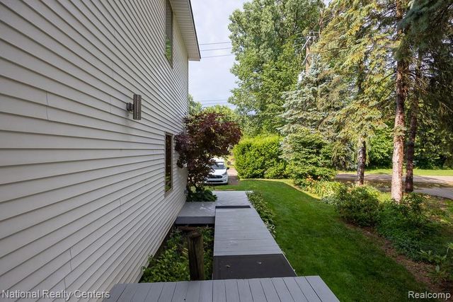 8871 Lakeview Drive, White Lake, MI 48386