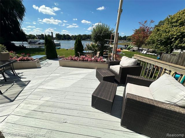 8871 Lakeview Drive, White Lake, MI 48386