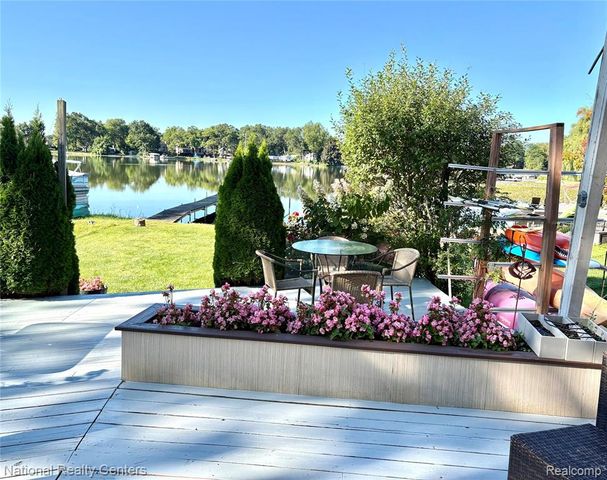 8871 Lakeview Drive, White Lake, MI 48386