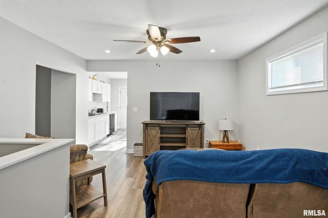 300 S 14TH Street, Le Claire, IA 52753