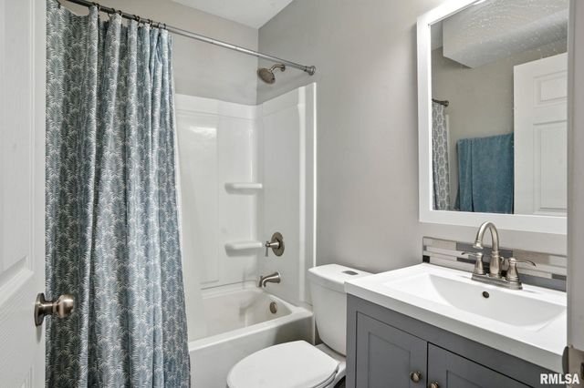 300 S 14TH Street, Le Claire, IA 52753