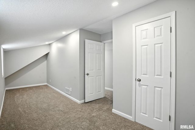 300 S 14TH Street, Le Claire, IA 52753