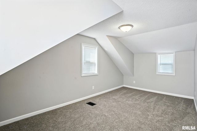 300 S 14TH Street, Le Claire, IA 52753