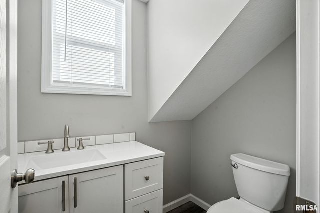 300 S 14TH Street, Le Claire, IA 52753