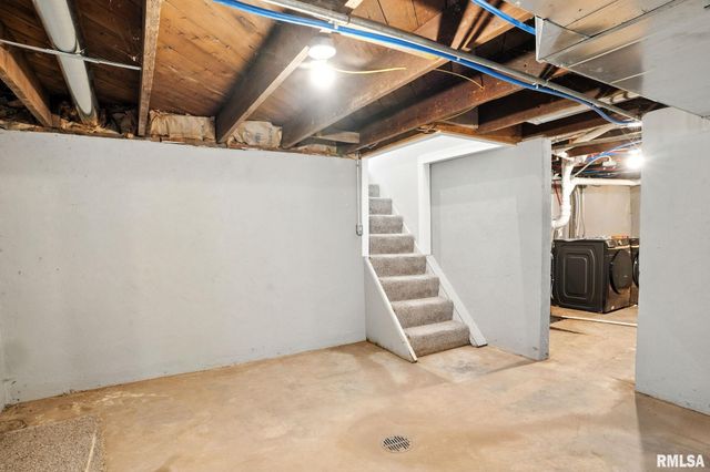 300 S 14TH Street, Le Claire, IA 52753