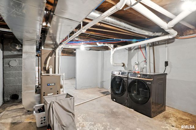 300 S 14TH Street, Le Claire, IA 52753