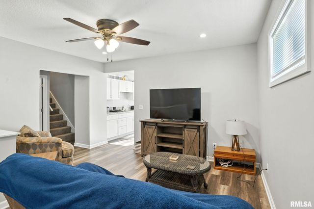 300 S 14TH Street, Le Claire, IA 52753