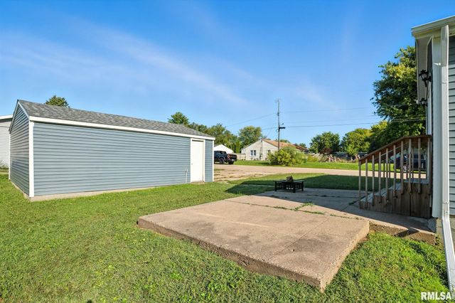 300 S 14TH Street, Le Claire, IA 52753