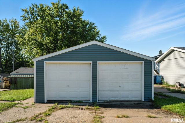 300 S 14TH Street, Le Claire, IA 52753