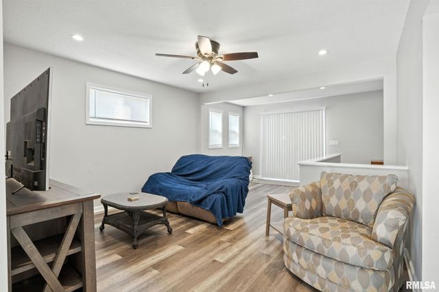 300 S 14TH Street, Le Claire, IA 52753