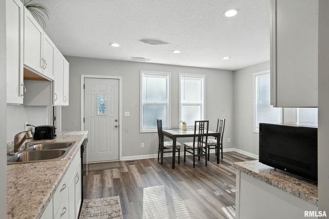 300 S 14TH Street, Le Claire, IA 52753