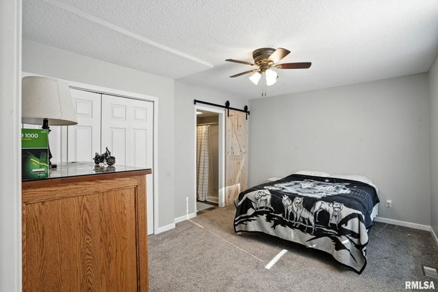 300 S 14TH Street, Le Claire, IA 52753