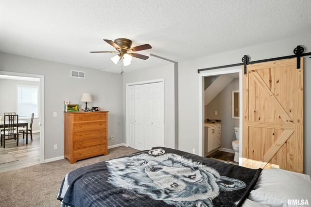 300 S 14TH Street, Le Claire, IA 52753