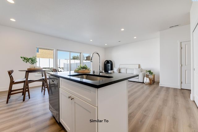 7596 Grapevine Ct, West Richland, WA 99353