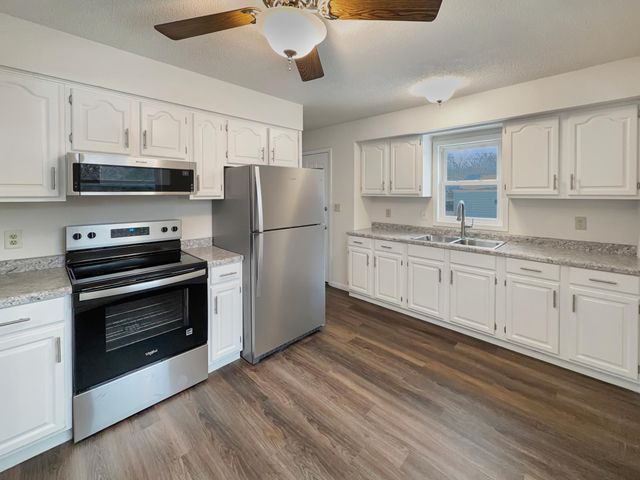 6648 4th Street N, Oakdale, MN 55128