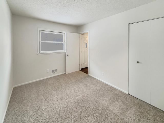 6648 4th Street N, Oakdale, MN 55128