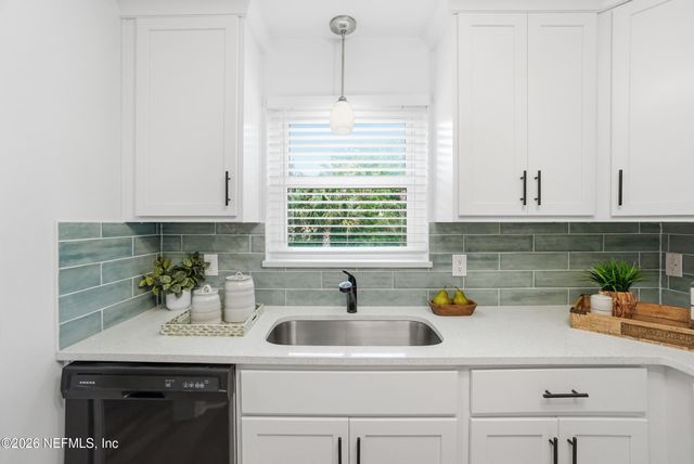 6821 SANS SOUCI Road, Jacksonville, FL 32216