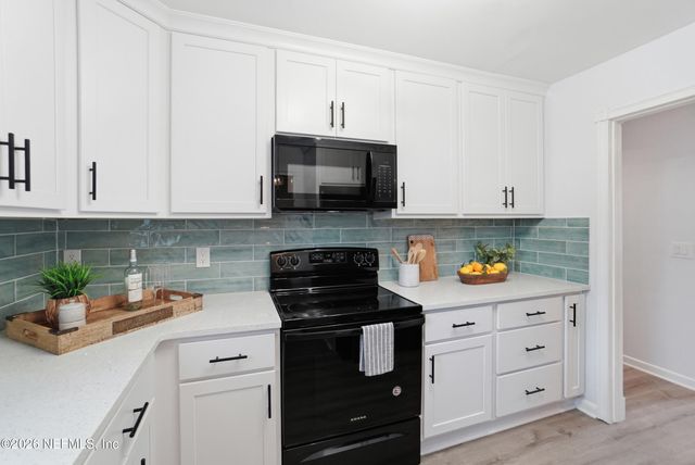 6821 SANS SOUCI Road, Jacksonville, FL 32216